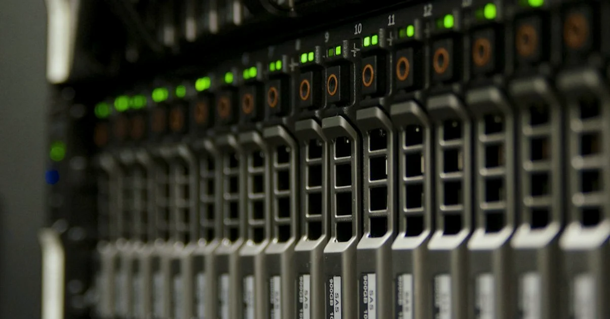 El error de duplicar funciones SEO en hosting barato
