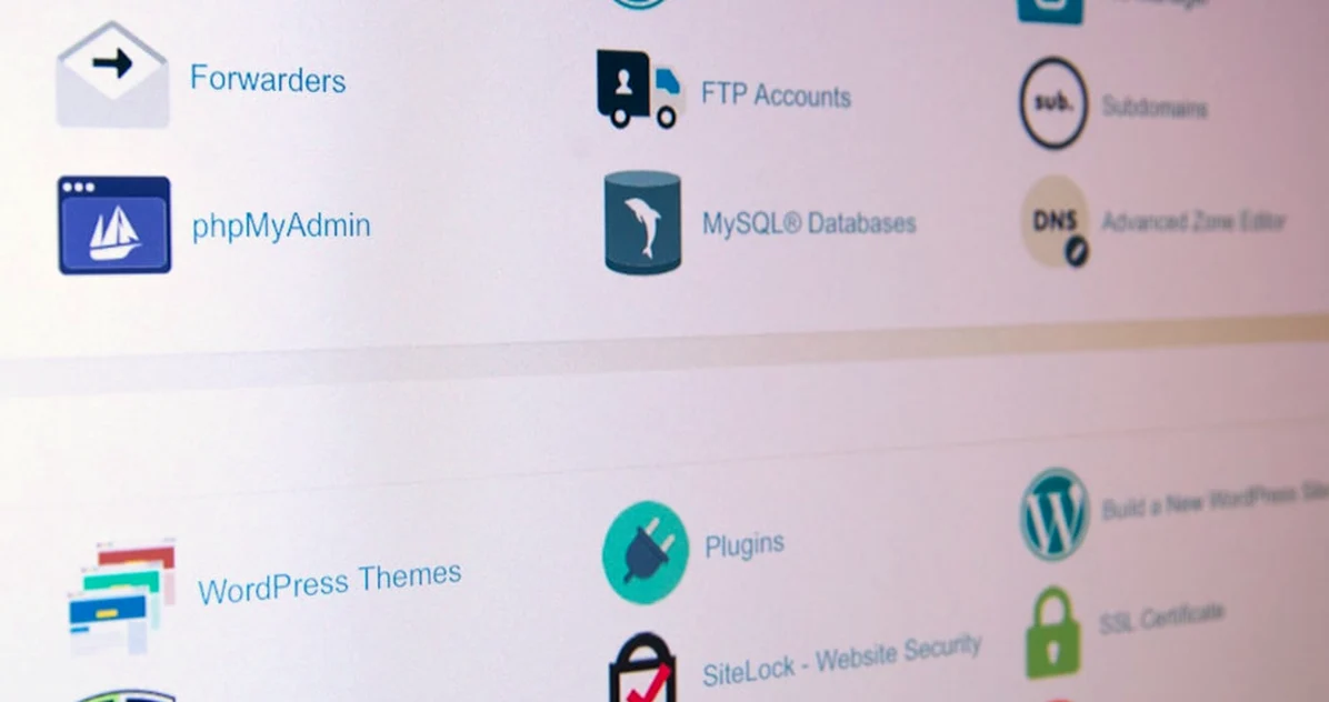Un formulario con roles y permisos controla tres accesos